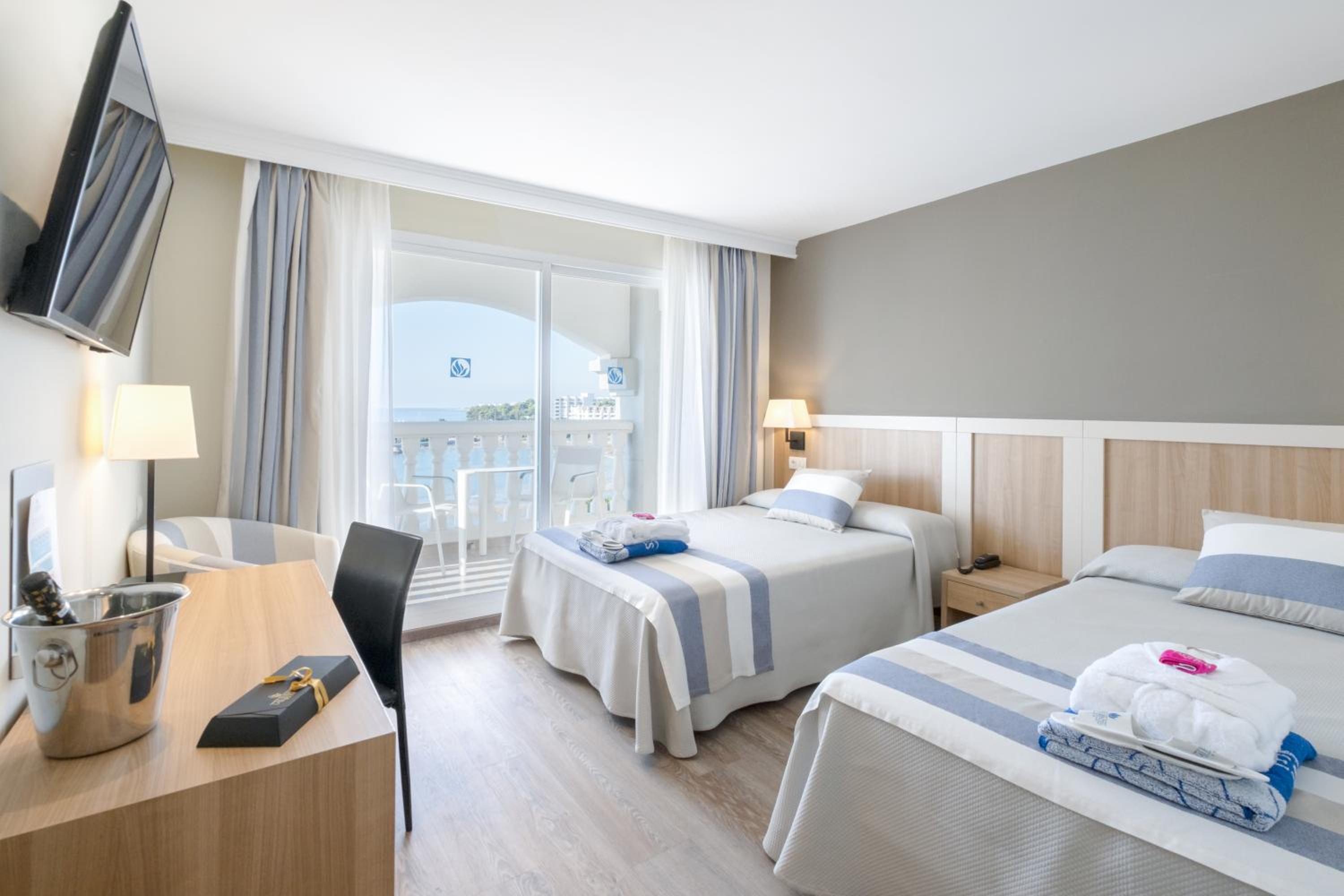 Deluxe Twin Room (2 Adults)