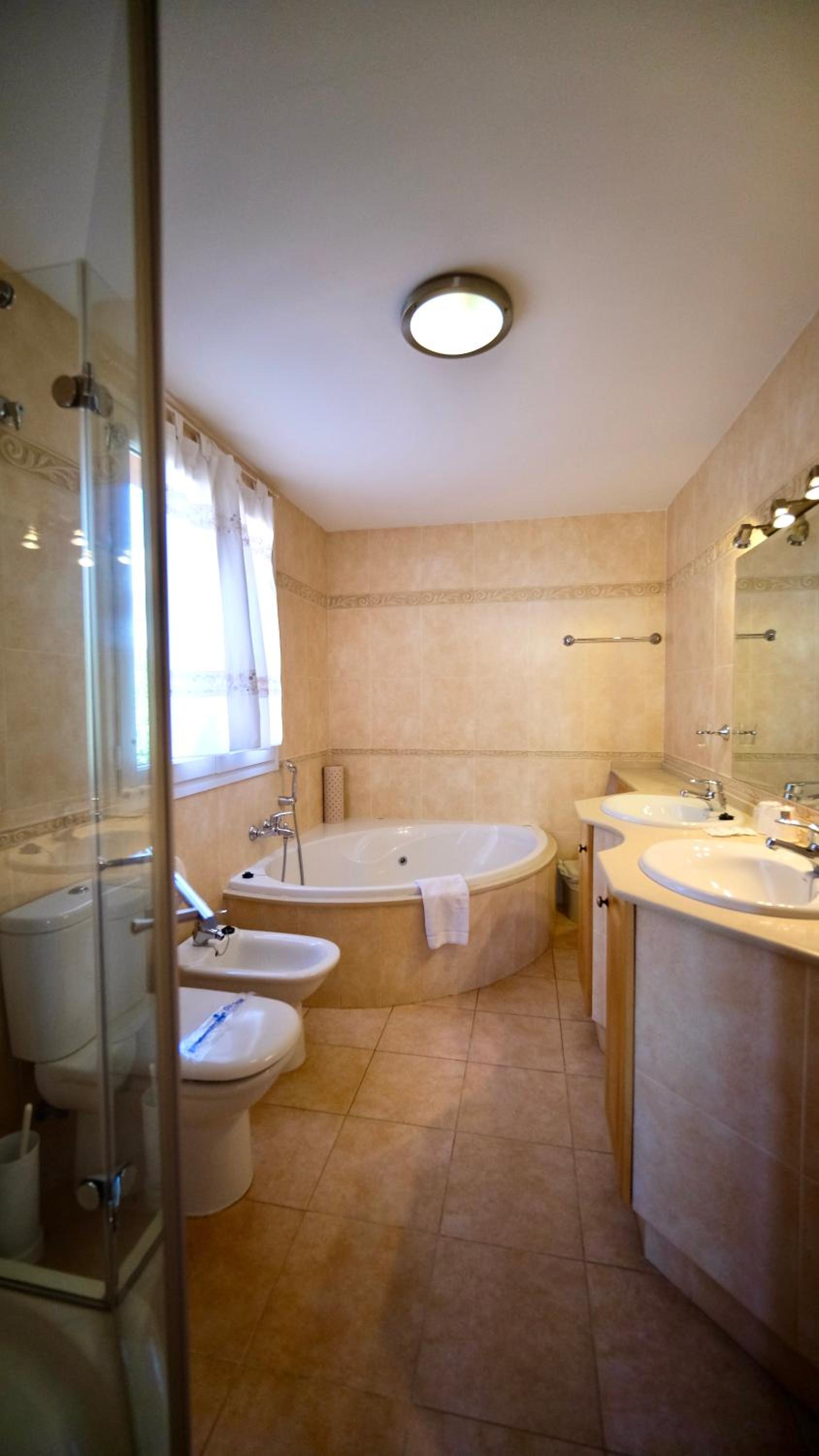 Three-Bedroom Apartment - Penthouse with Sea Views photo 2