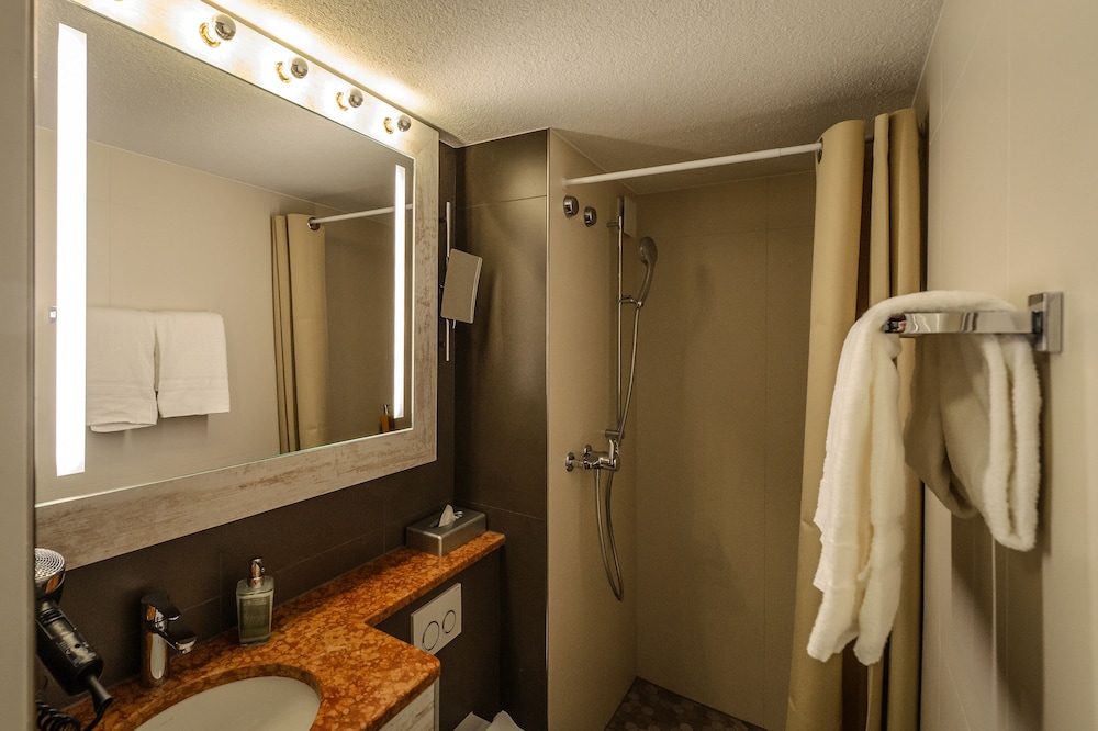 Economy Twin Room - Photo 16