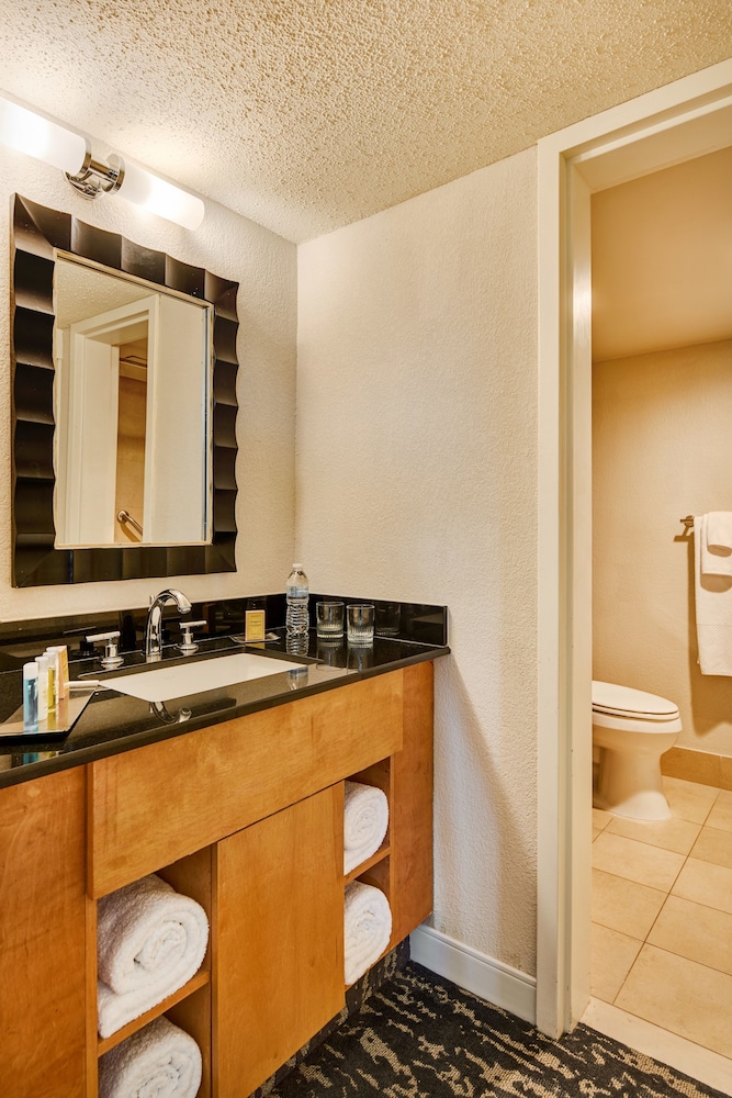 Room, 2 Double Beds, Courtyard View - Photo 5