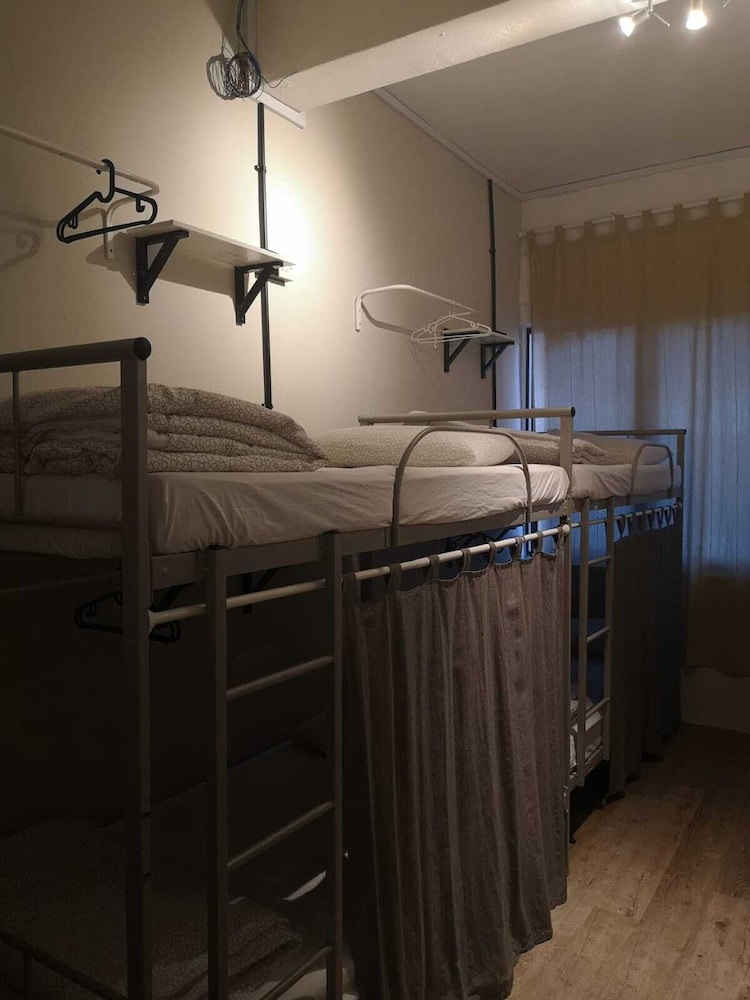 8 Beds Deluxe Family Room photo 1