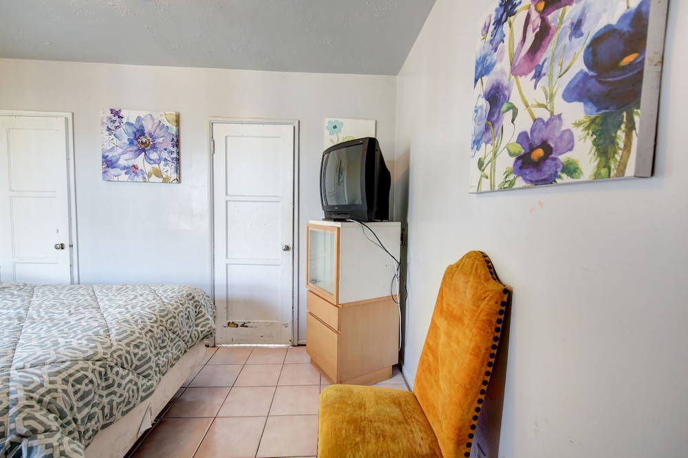 Standard Room, 1 Queen Bed photo 3