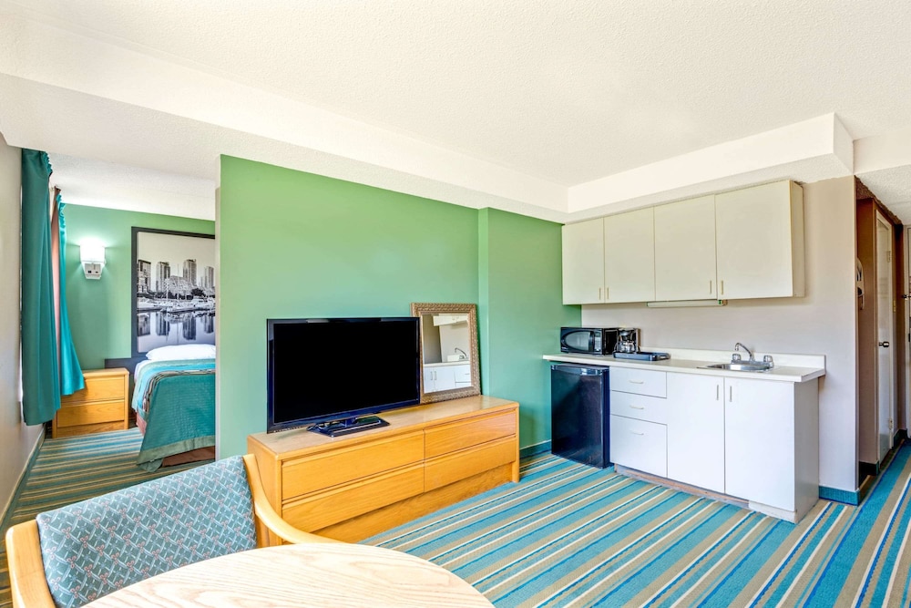 Super 8 by Wyndham Toronto East ON — photo 41