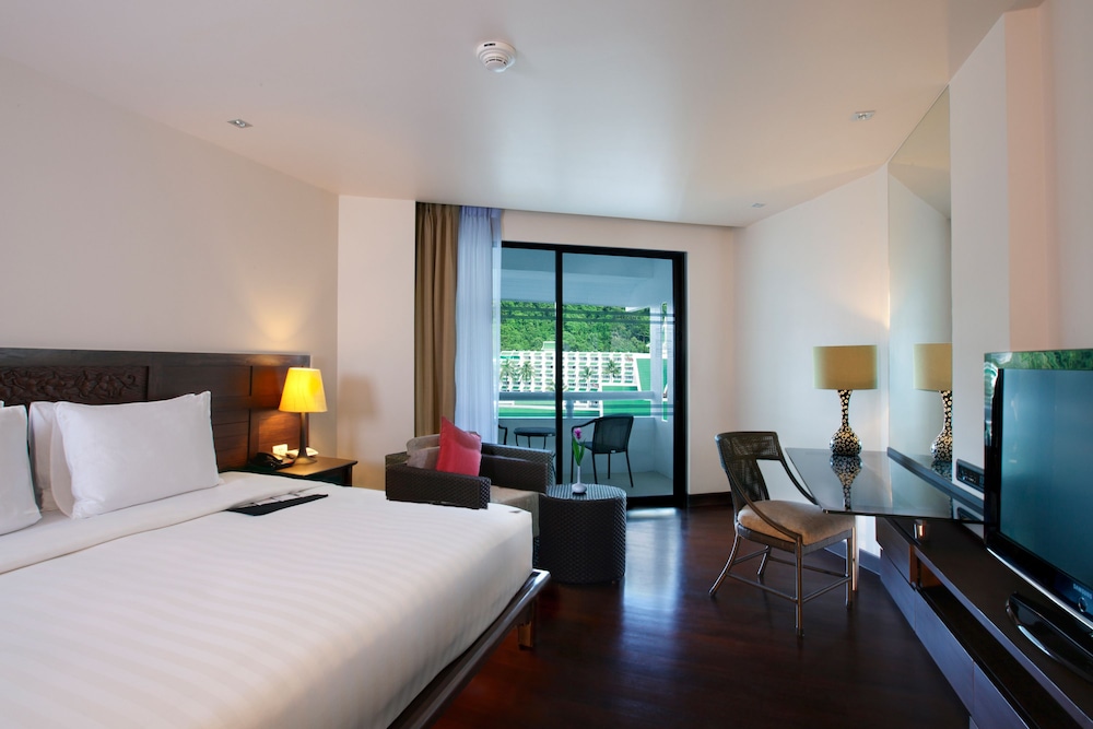 Room, 1 King Bed, Pool View - Photo 2