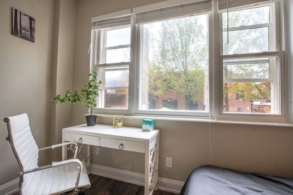 City Apartment, Kitchen, Courtyard View photo 1