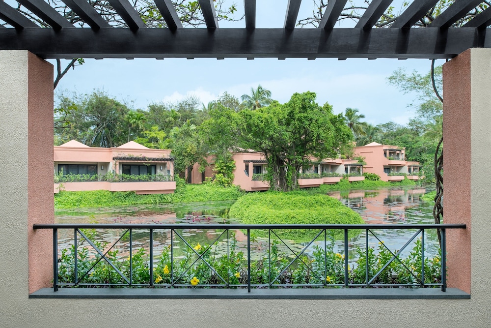 Grand Room, 1 King Bed, Lagoon View - Photo 3