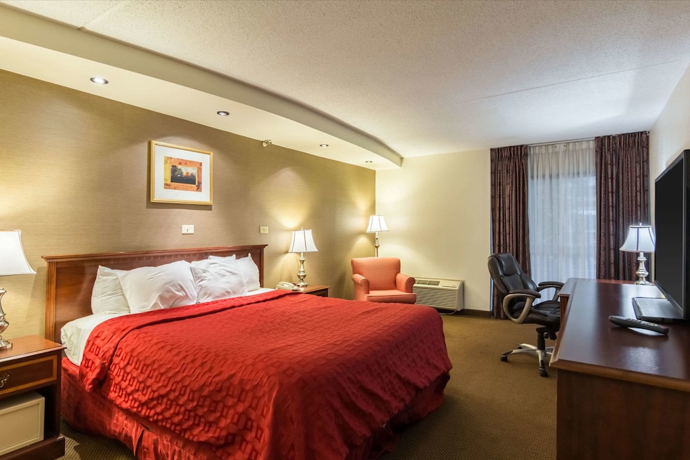 Standard Room, 1 King Bed, Non Smoking - Photo 1