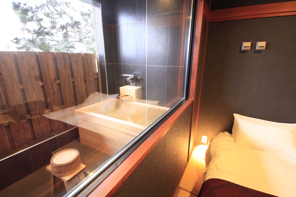 Superior Room, 1 King Bed, Private Bathroom