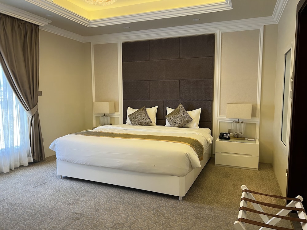 Deluxe King Suite - Photo 4