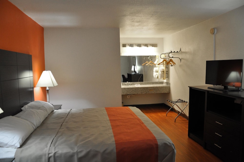 Deluxe Room, 1 King Bed, Accessible, Non Smoking photo 3