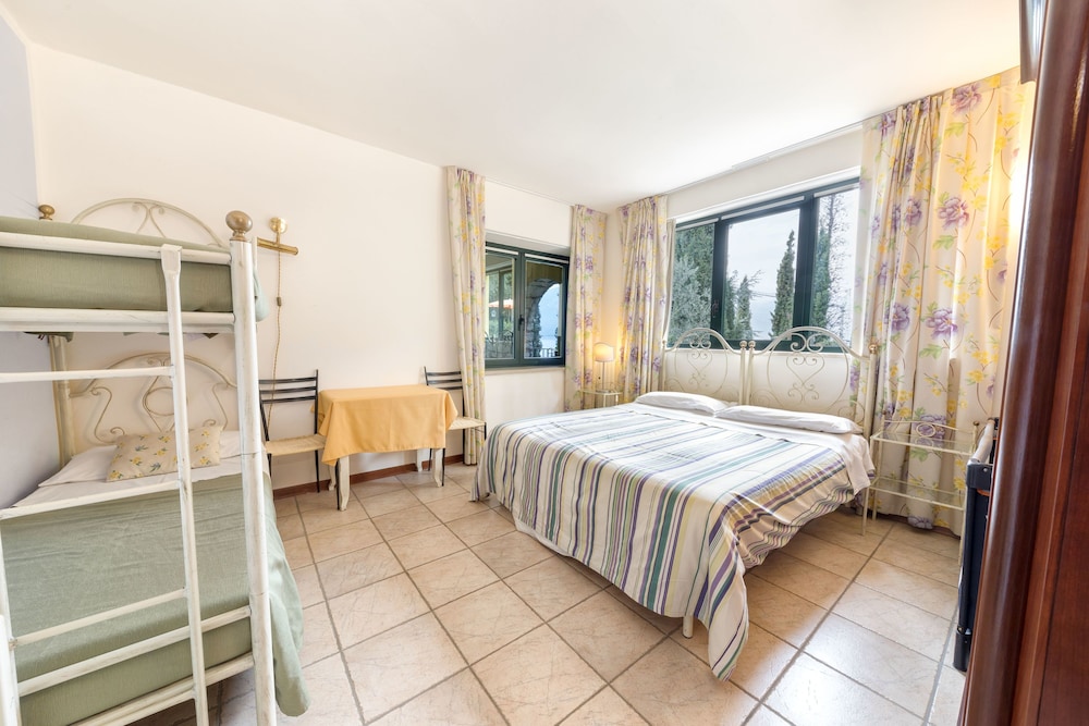 Family Apartment, 1 Double Bed with Sofa bed, Garden View (6 people) photo 3