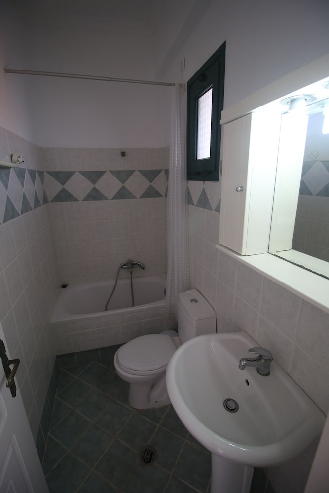 Basic Studio, 3 Twin Beds, Smoking, Sea View, photo 6