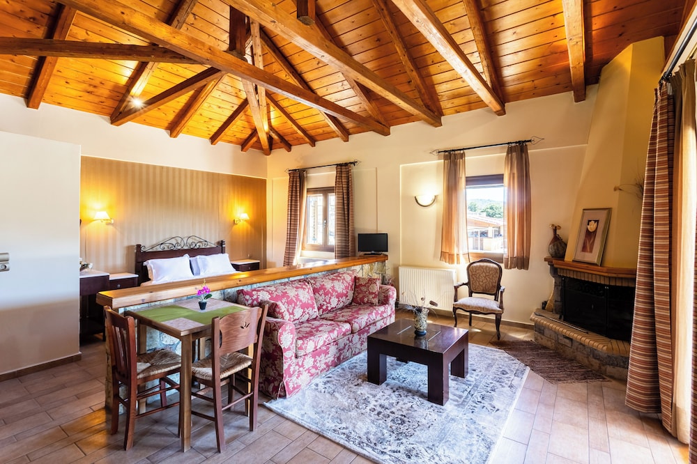 Traditional Studio Suite, Pool View photo 1