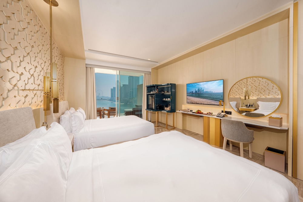 Luxe Sea View | Double Queen thumbnail 6