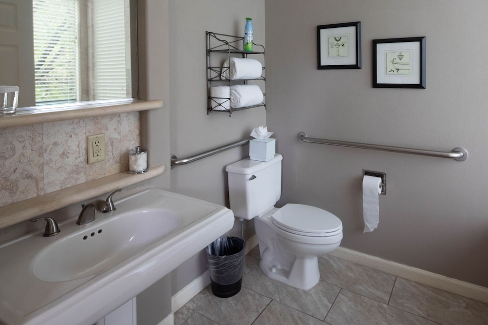 Creekside Queen Room 3 photo 2