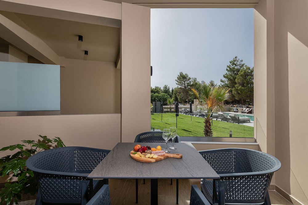 Junior Suite with Private Garden & Pool View photo 2