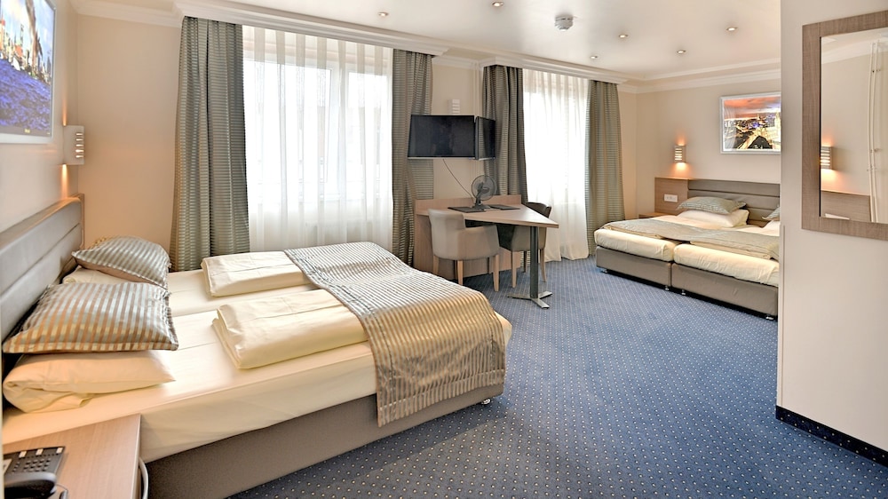 Comfort Quadruple Room, Multiple Beds, Private Bathroom, Courtyard View