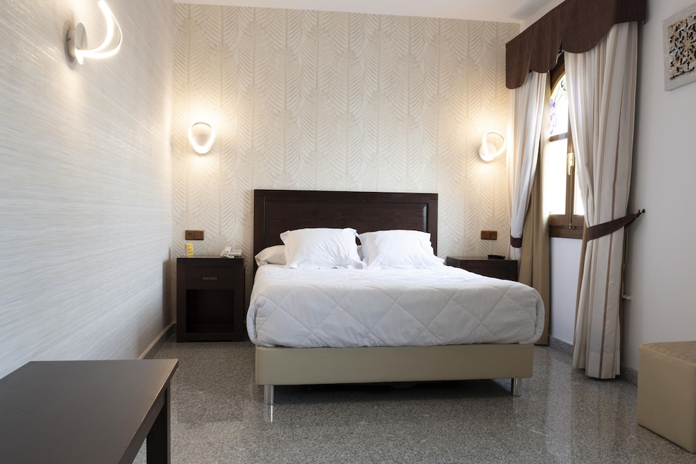 Junior Suite, 2 Bedrooms - Photo 2