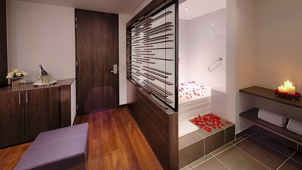 Superior Studio Suite, 1 King Bed, Hot Tub