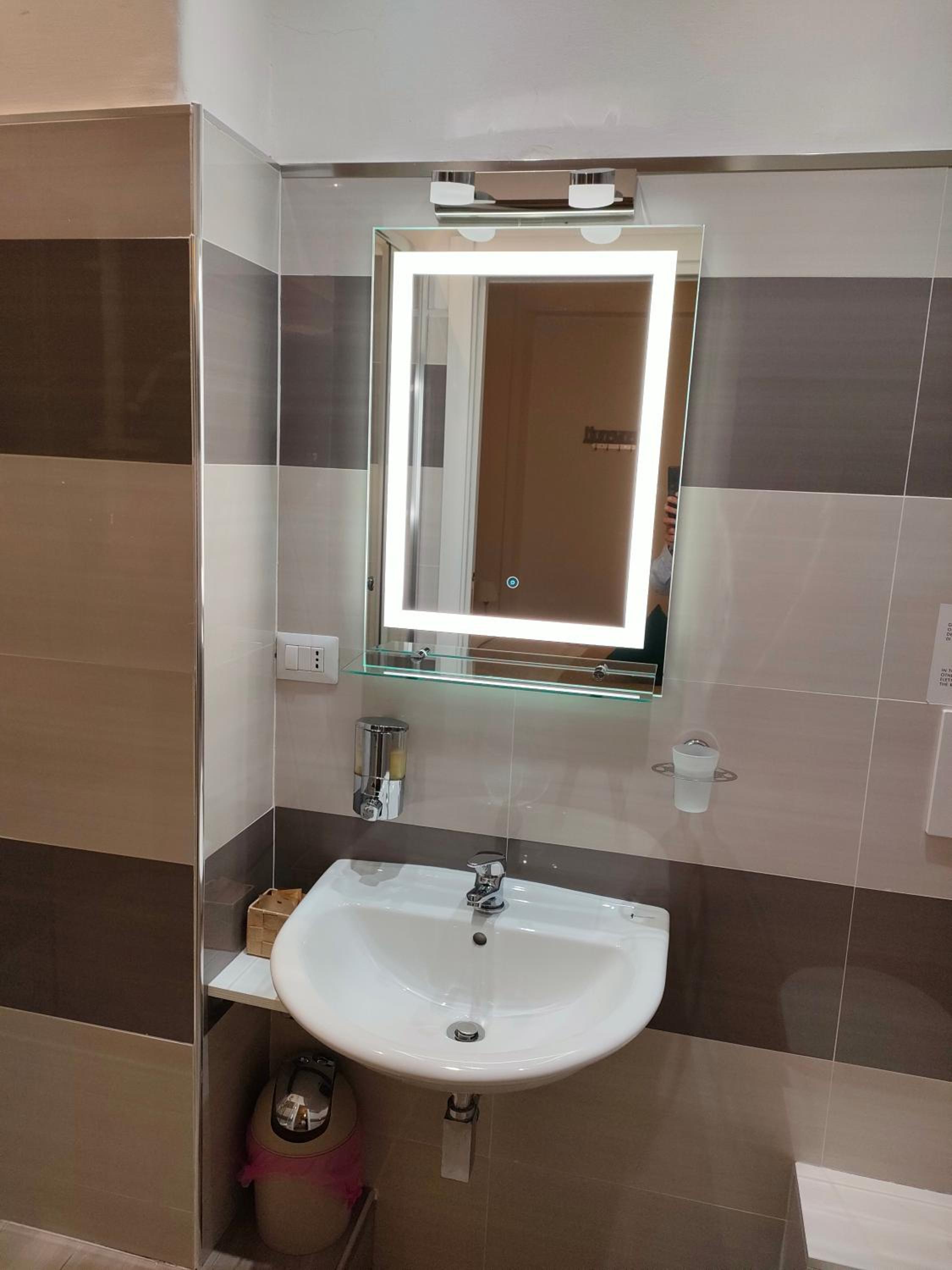 Double Room with Balcony - Photo 13
