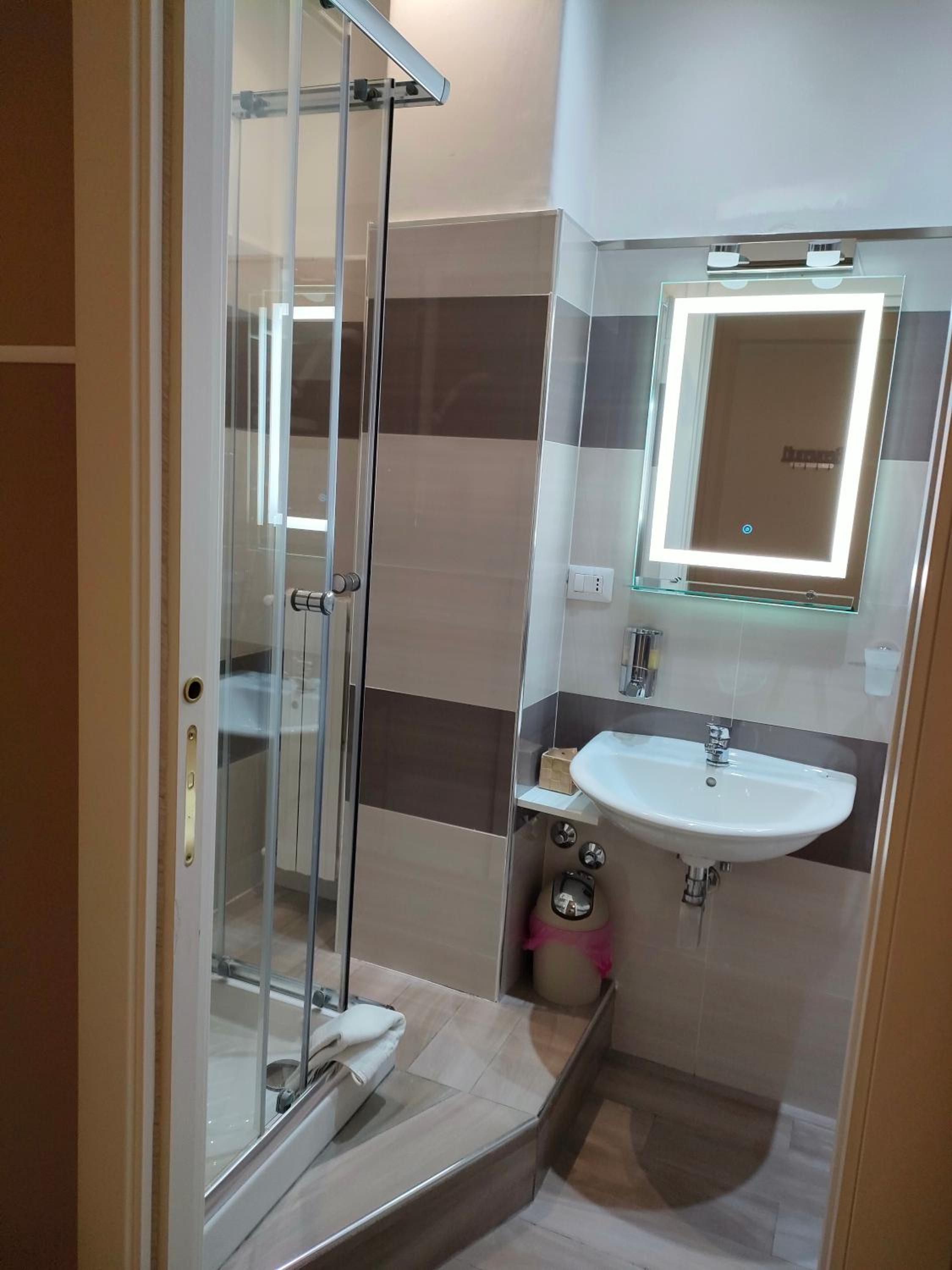 Double Room with Balcony - Photo 2