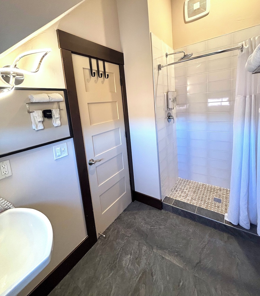 Standard Room, 1 King Bed, Non Smoking, Private Bathroom photo 3