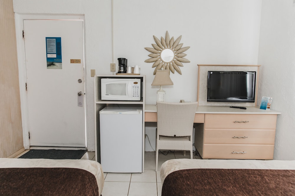 Basic Single Room, 2 Double Beds, Refrigerator & Microwave (Type H, Building 2 - Small Basic Unit) photo 2