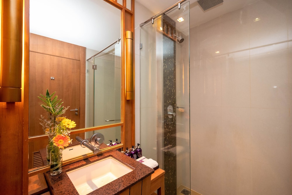 Deluxe Room, 1 King Bed, Pool View - Photo 7