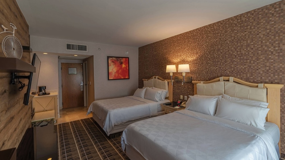 Standard Room, 2 Queen Beds, Ground Floor - Photo 3