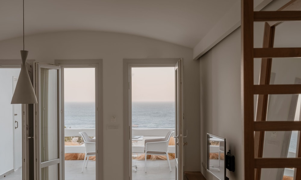 Standard Suite with Sea View - Photo 7