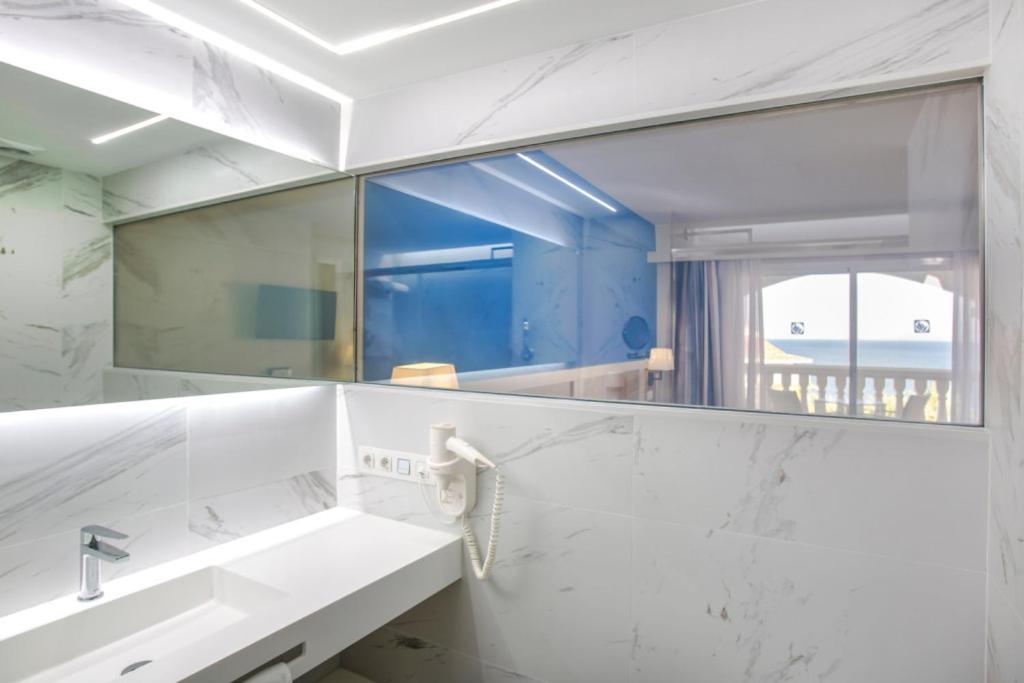 Twin Room with Sea View (2 adults) photo 3