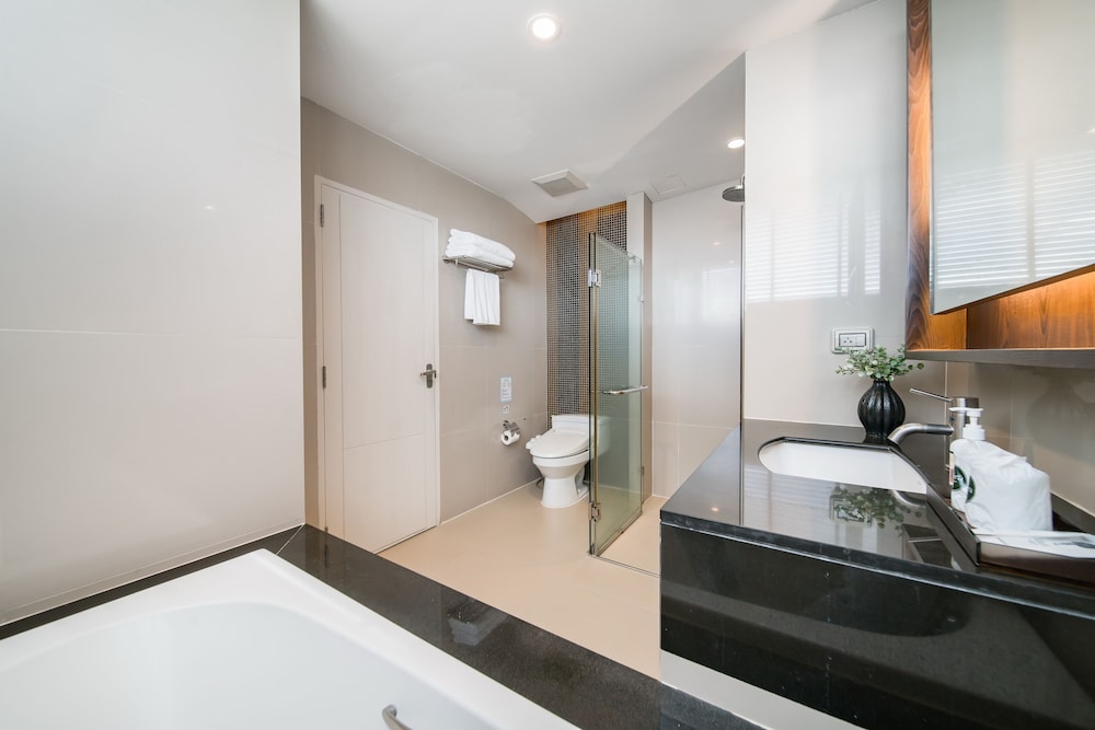 Family Suite Two Bedroom with Kitchenette - Photo 18