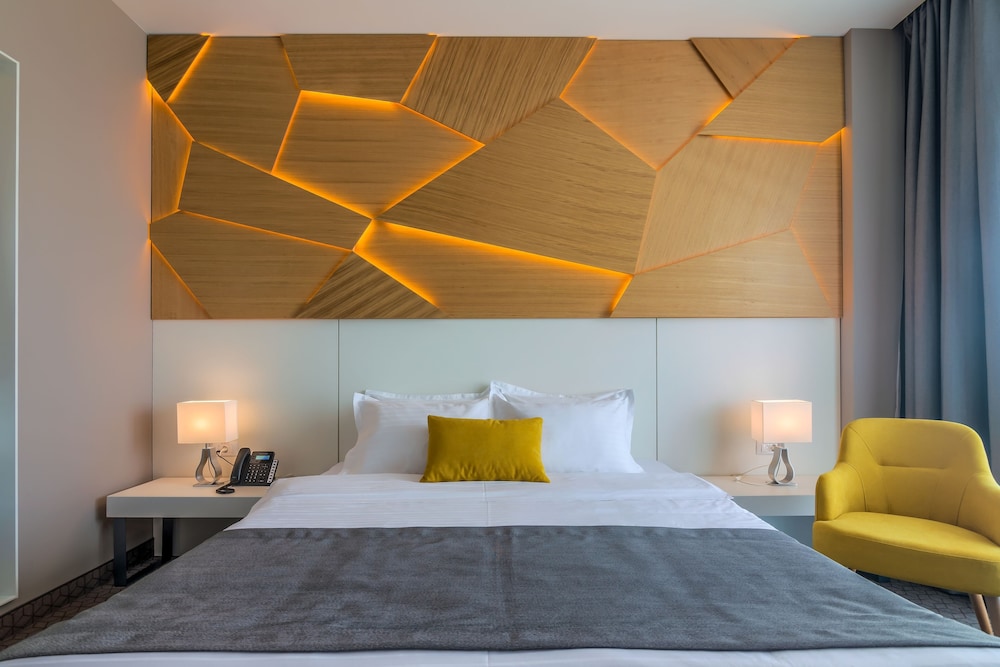 Superior Double Room, 1 King Bed, Balcony, Poolside photo 1