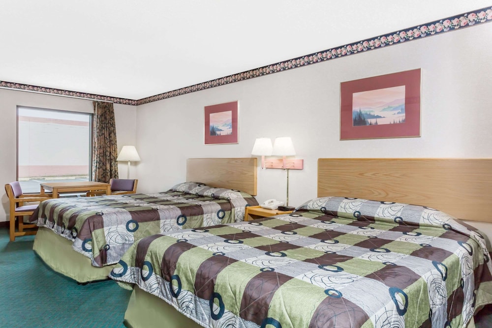 Room, 2 Queen Beds - Photo 1