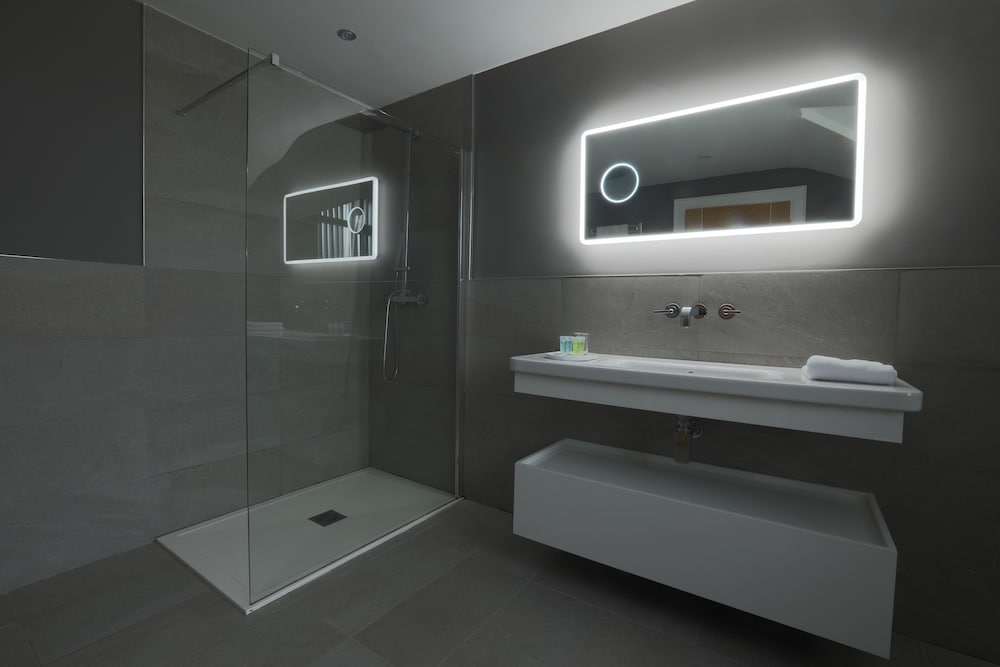 Kinbane - king room photo 3