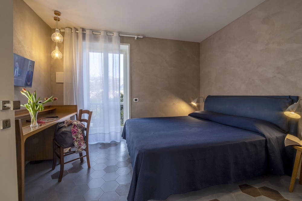 Design Room, 1 King Bed, Partial Sea View - Photo 1