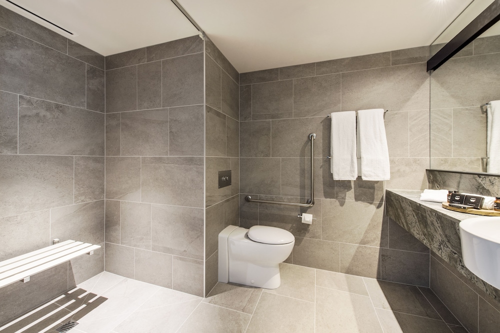 Grand Accessible King Room - Photo 5