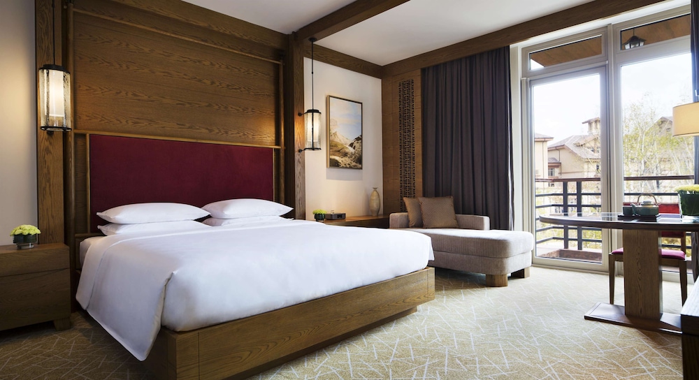Deluxe Room, 1 King Bed photo 3