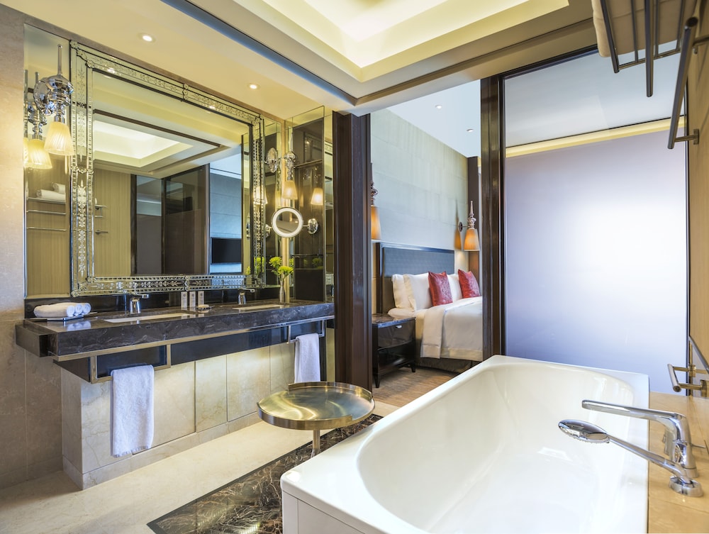 Suite, 1 King Bed thumbnail 6