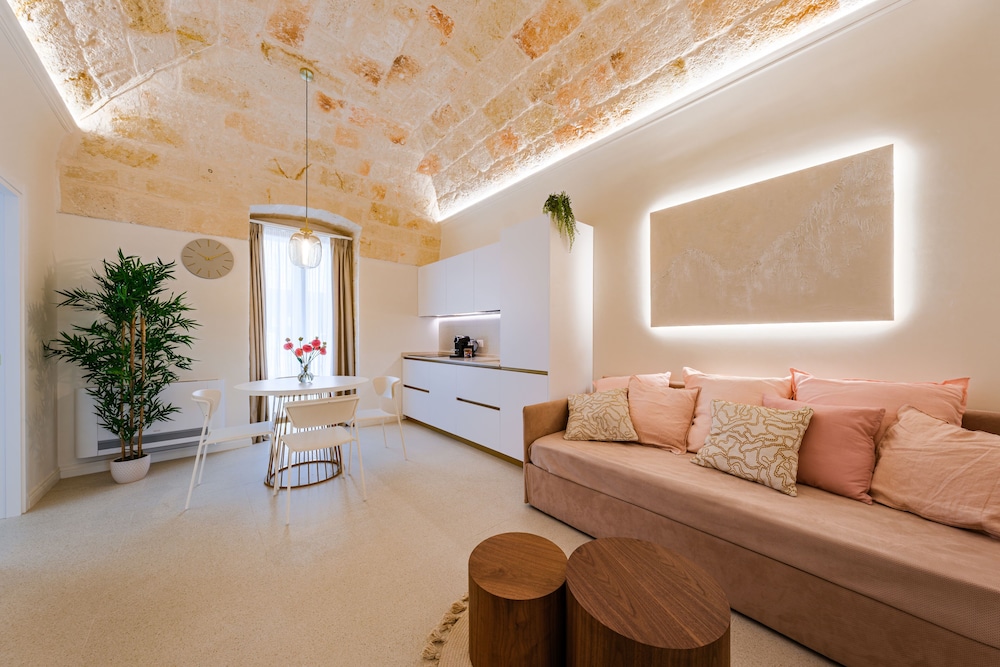 Traditional Condo, 1 Bedroom, Kitchenette, Mezzanine