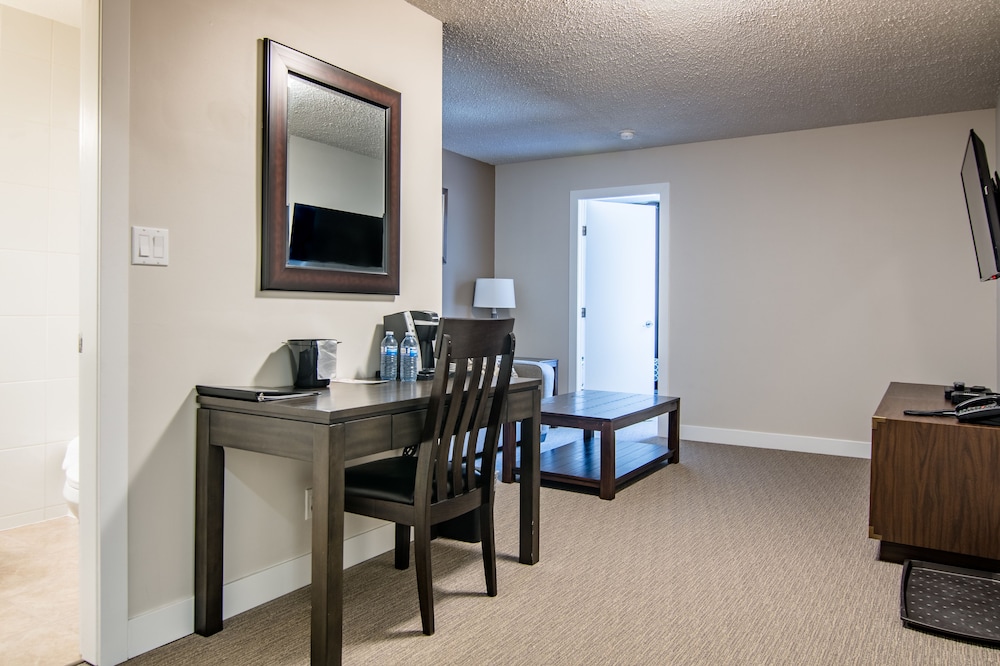 Suite, 1 Queen Bed photo 2