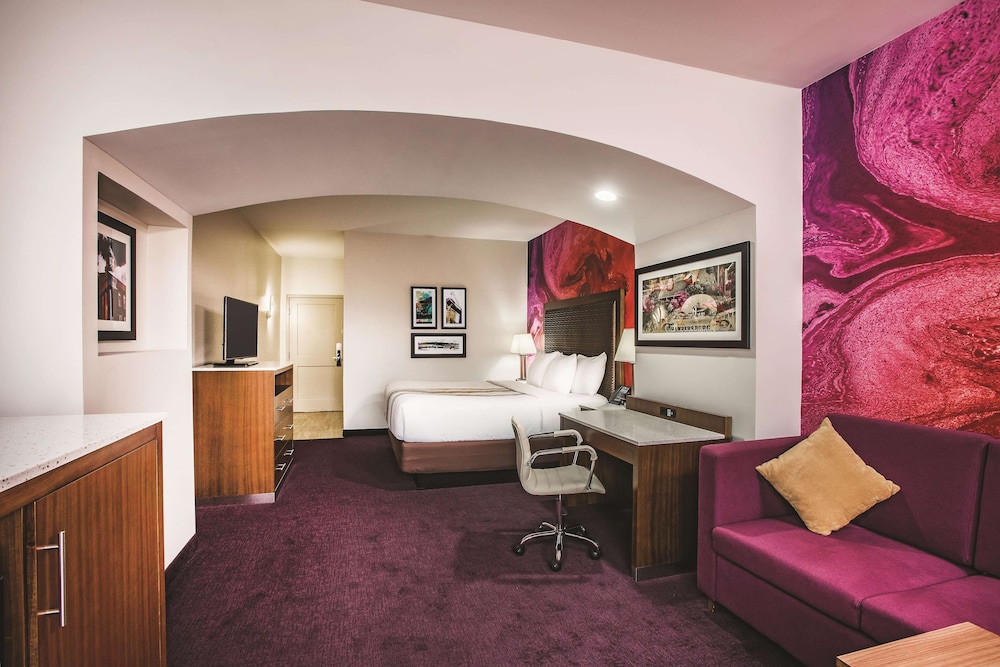 Deluxe Room, 1 King Bed, Non Smoking (Deluxe Executive Room) - Photo 2