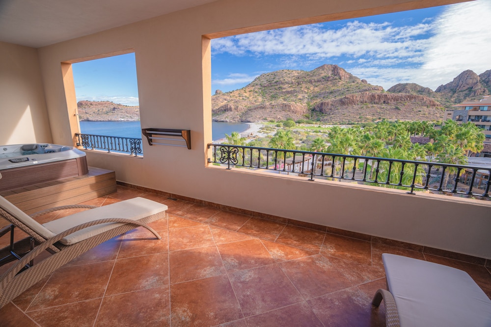 Two Bedroom Penthouse Oceanfront photo 3