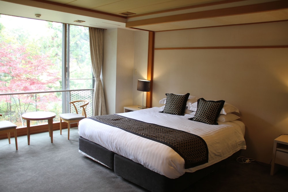 2 Bedroom Mountain View Combination Room (2 King / twin with kitchen, dining table & lounge)