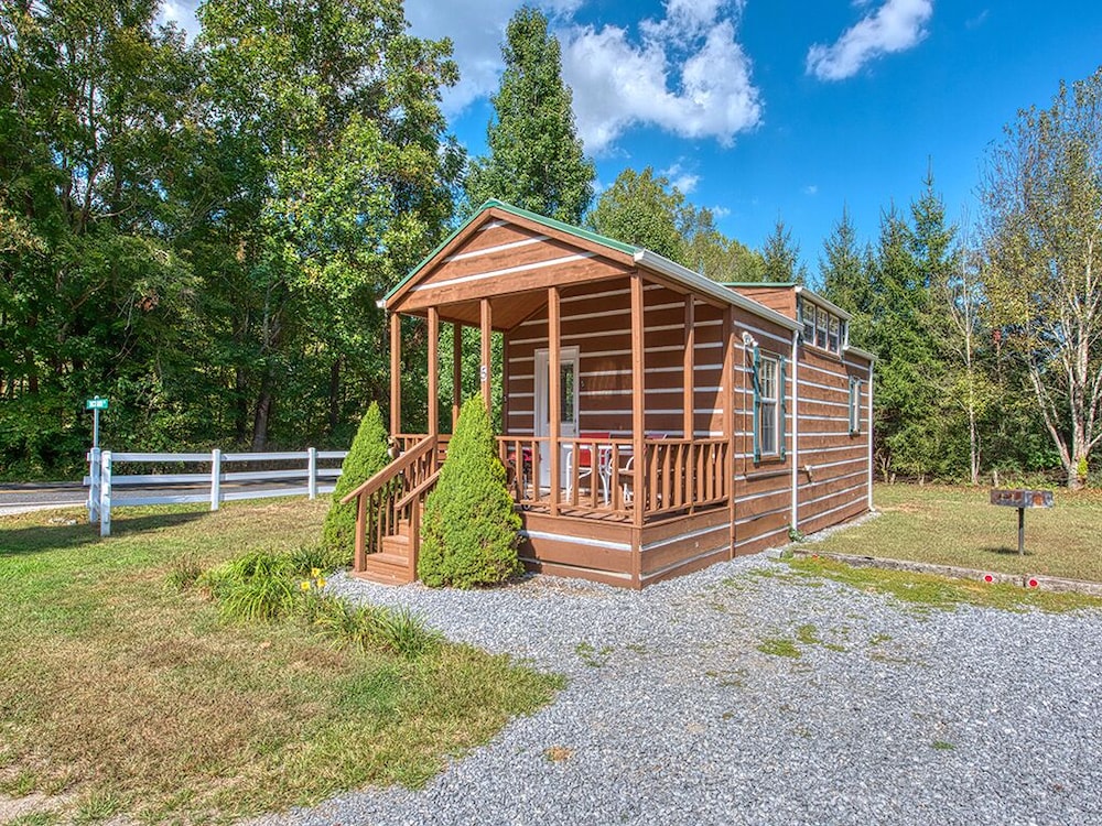 Panoramic Cabin, Private Bathroom, Mountain View (Raccoon Run)