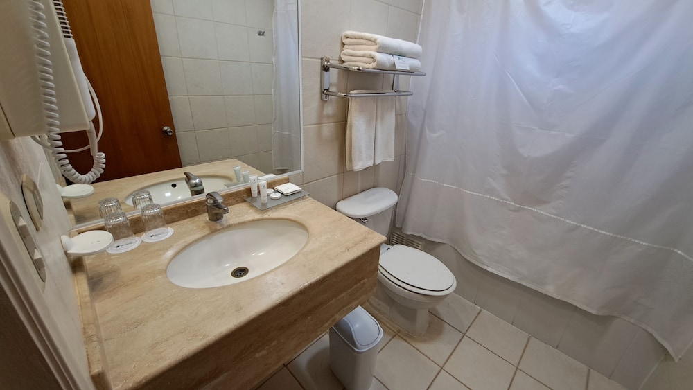 Standard Twin Room - Photo 9