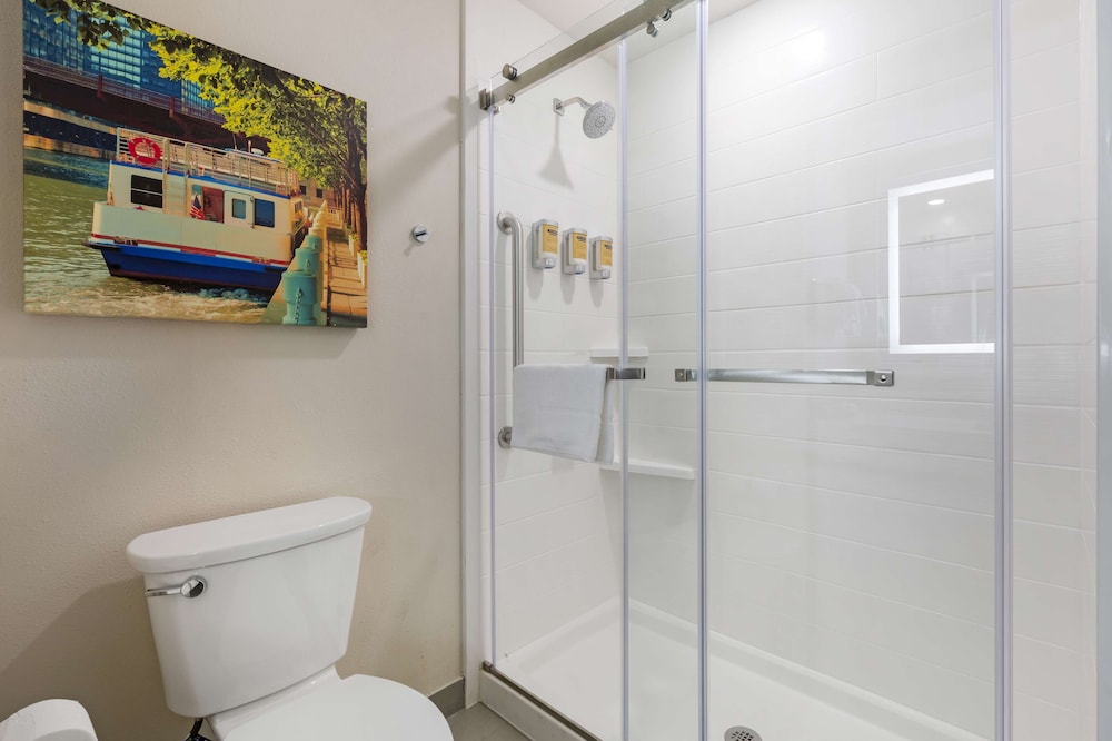 Standard Room, 1 King Bed, Non Smoking, Jetted Tub (Shower Only) - Photo 4