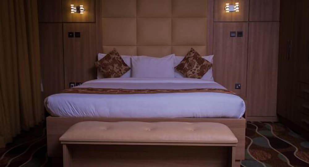 Deluxe Room, 1 King Bed photo 3