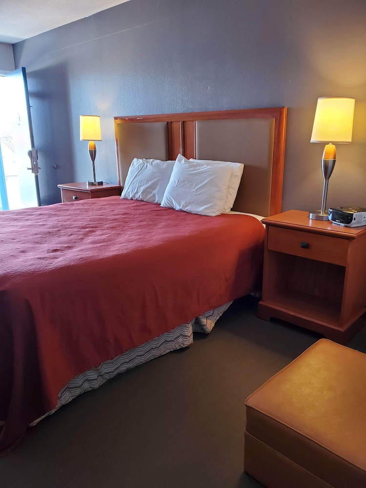 Room, 1 King Bed, Smoking - Photo 2