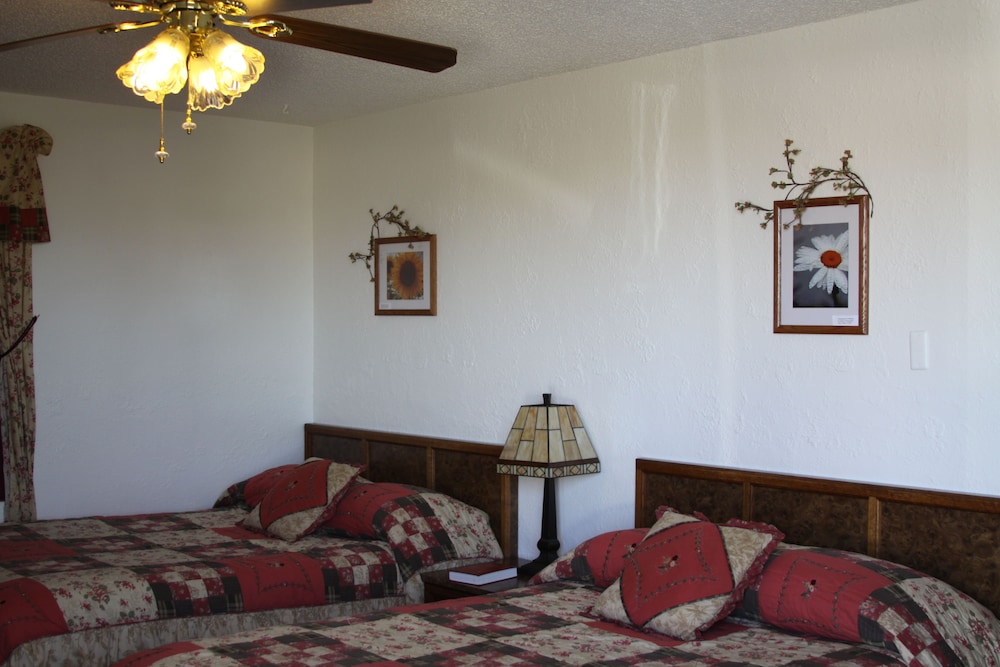 Standard Room, 2 Queen Beds, Garden View photo 1